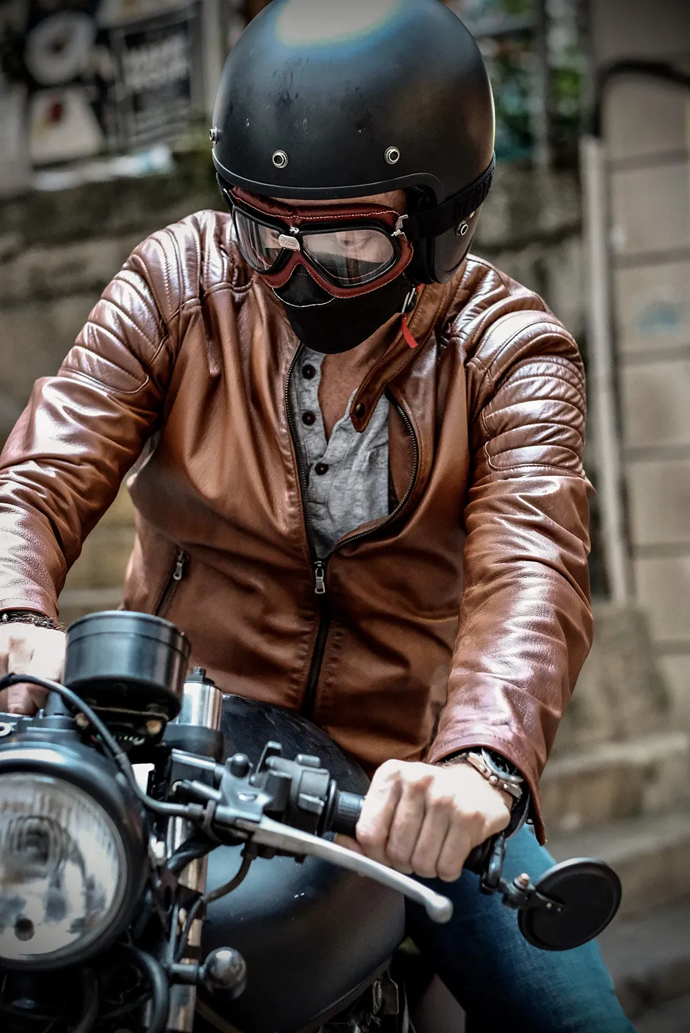 Bertoni AF196A occhiali moto pelle rossa fumo