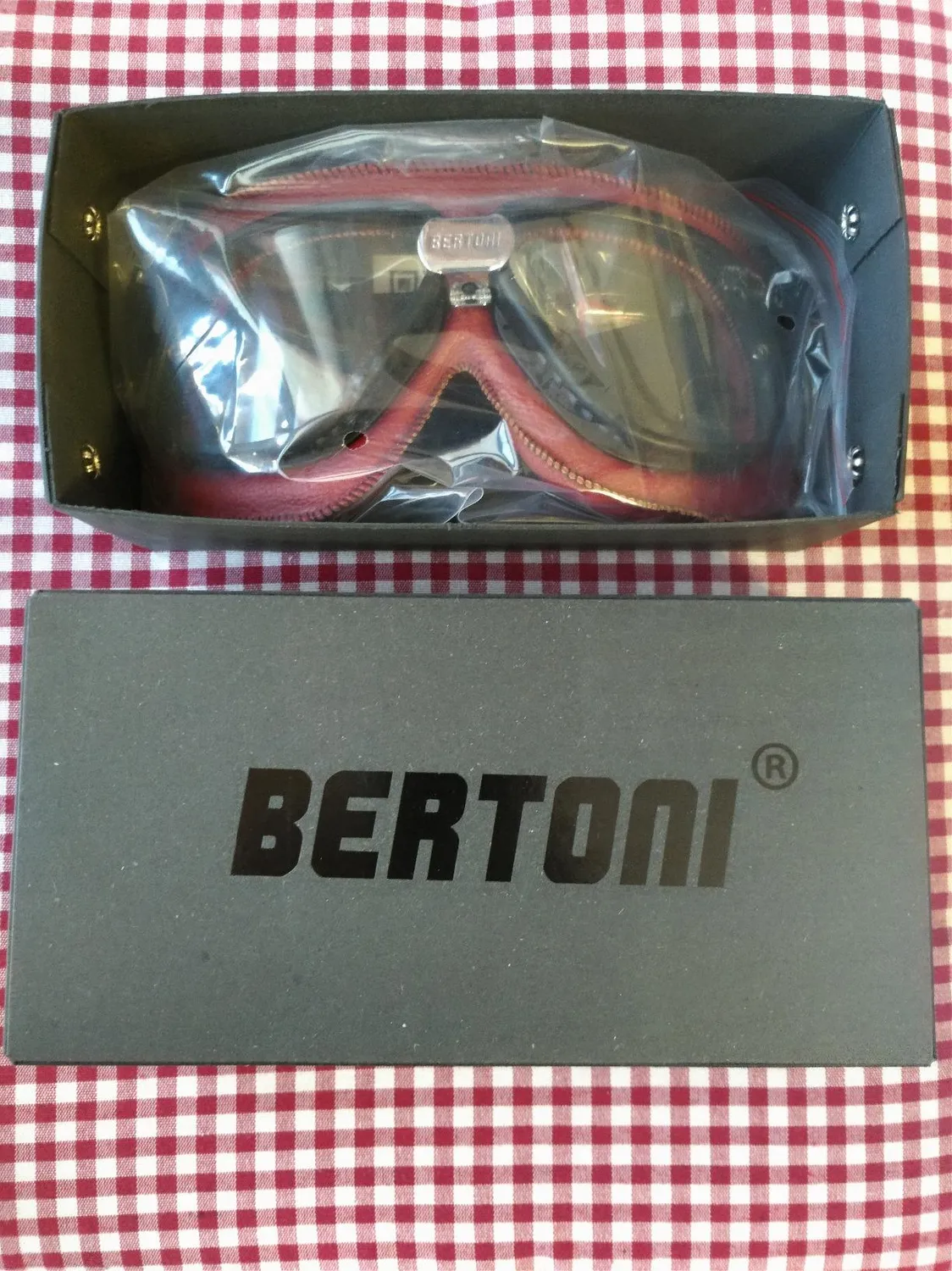 Bertoni AF196A occhiali moto pelle rossa fumo