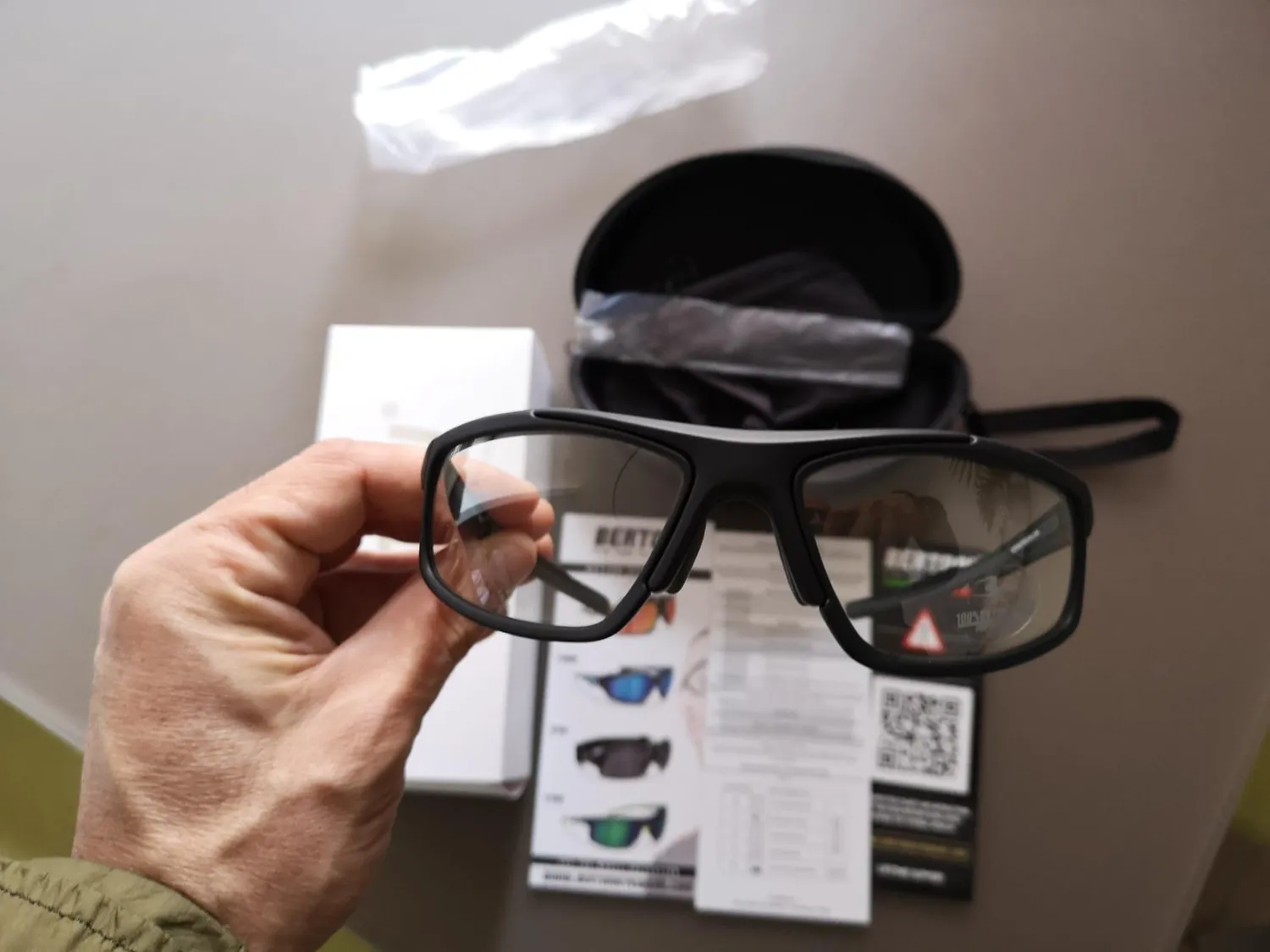 Bertoni F180A occhiali ciclismo fotocromatici 19g